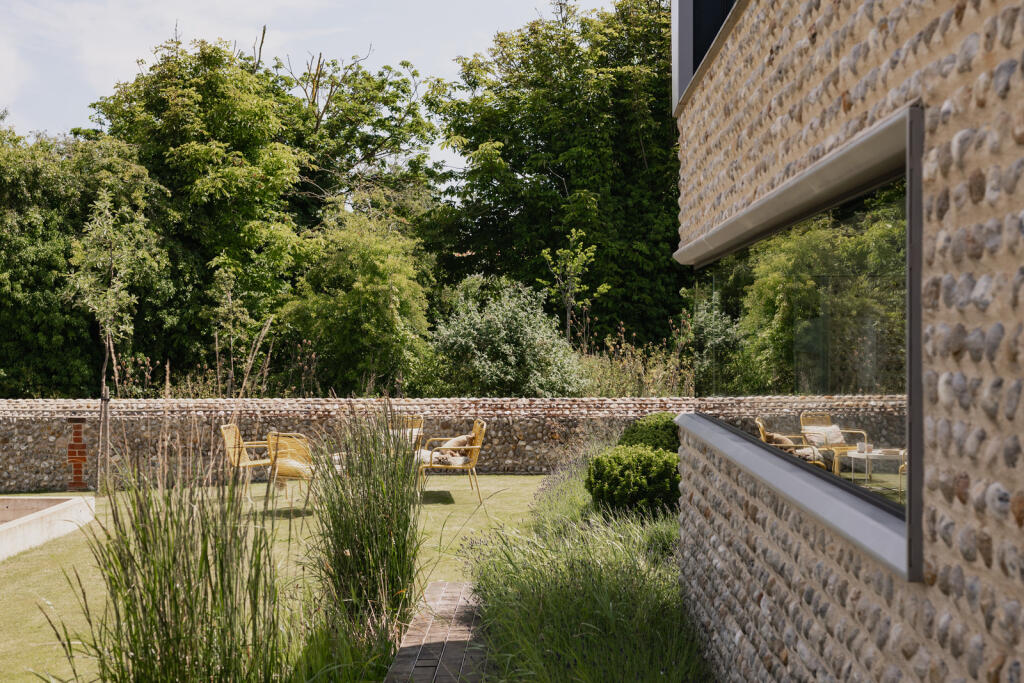 292235 - Seven Whistlers, Salthouse (exteriors)...