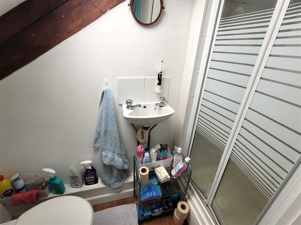 EN-SUITE SHOWER ROOM