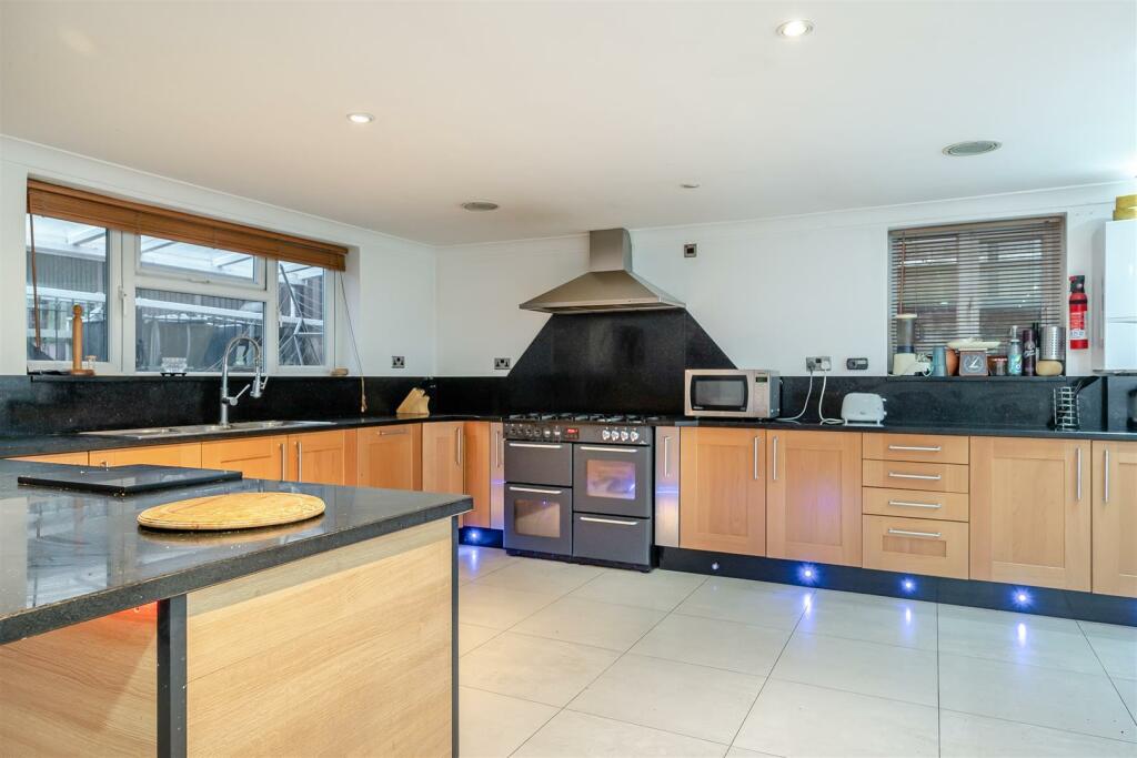 8582899-interior11.jpg