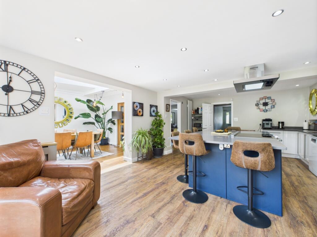 CAM03151G0-PR0045-STILL039