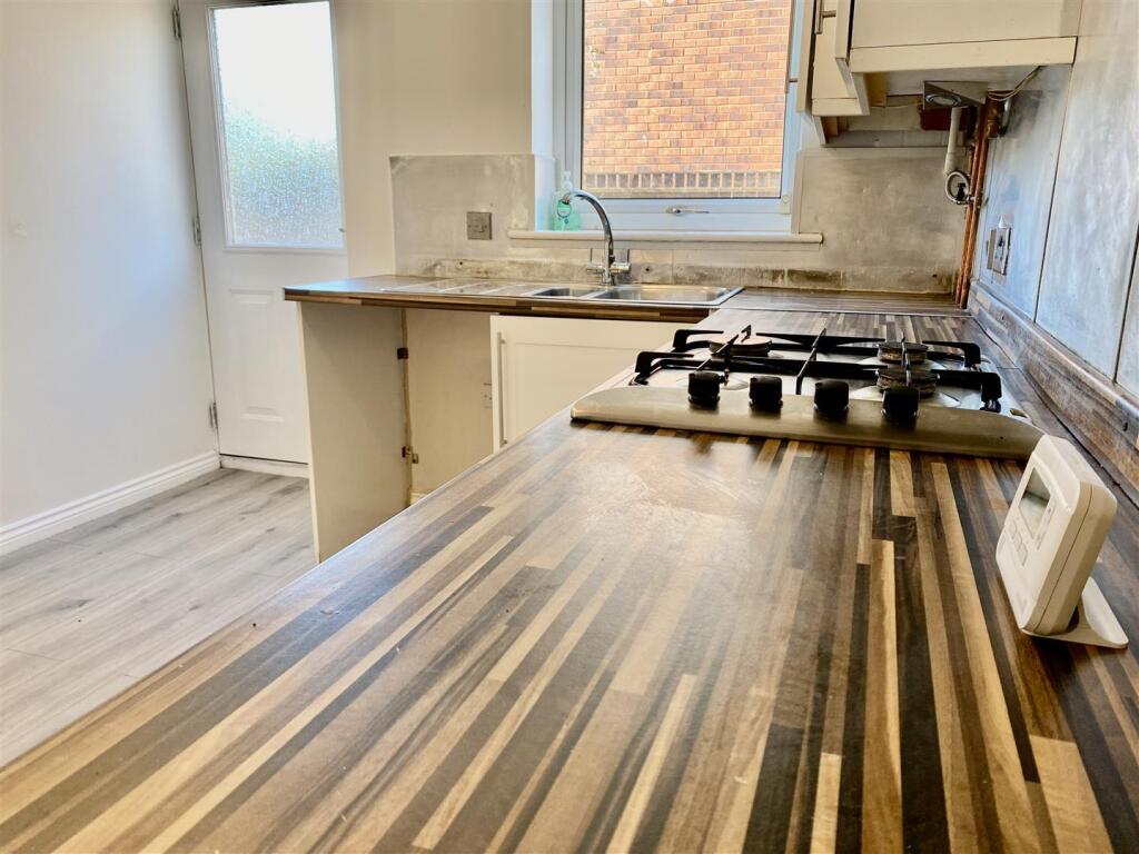 BREAKFASTING KITCHEN