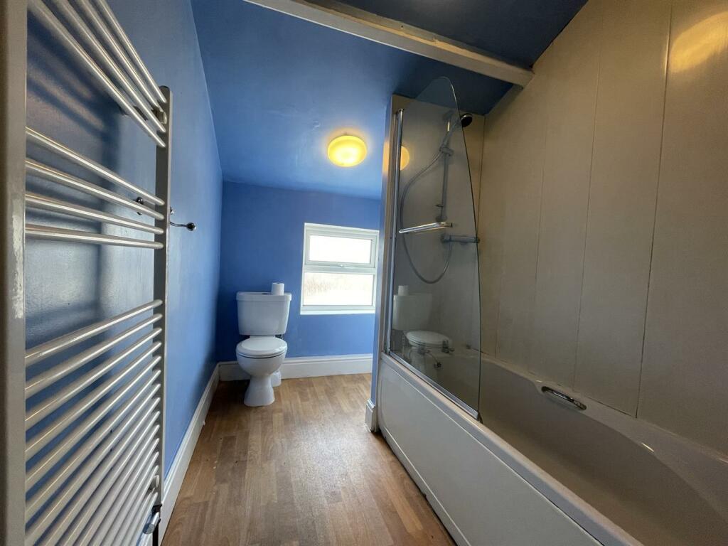 8 Bathroom.JPEG