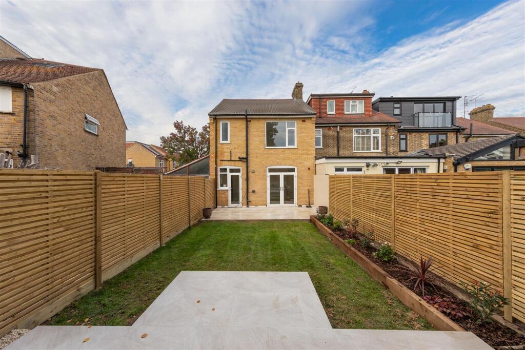 Rose Avenue, E18