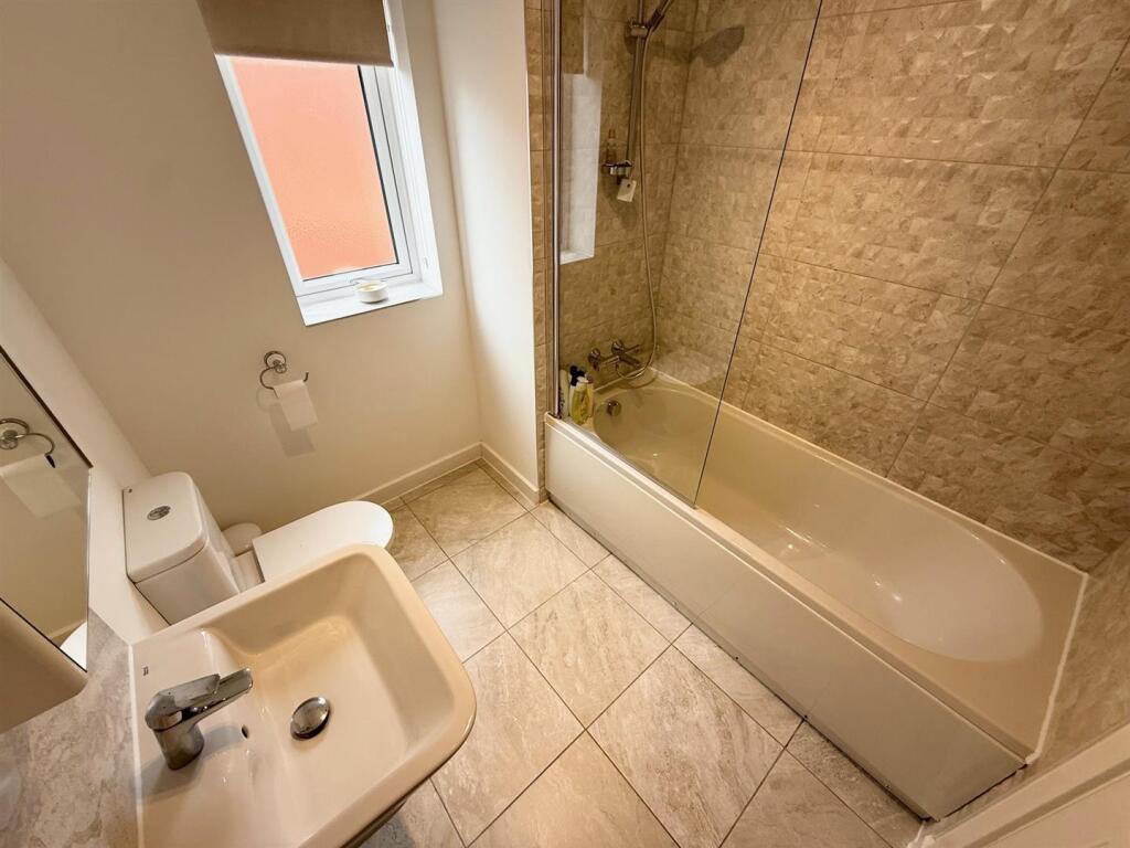 PG10 Bathroom.jpg