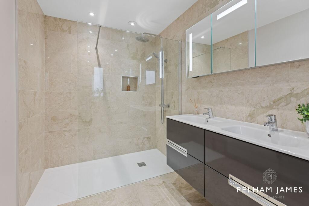 Principal En suite - 170 Eastgate, Deeping St James