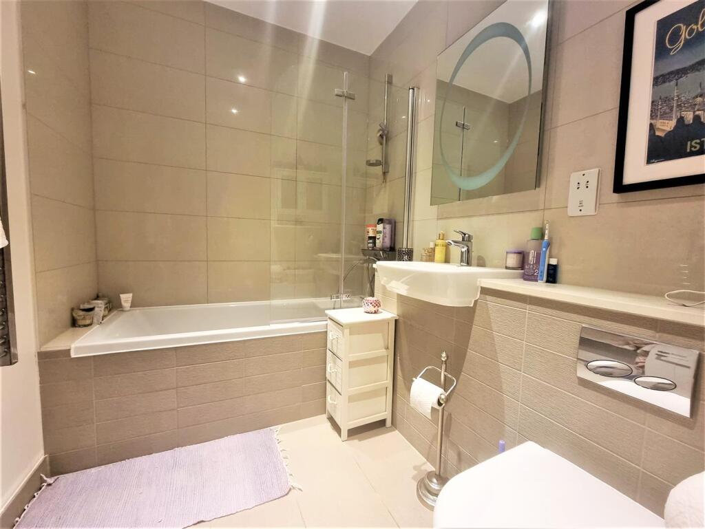 Bathroom (2).jpg
