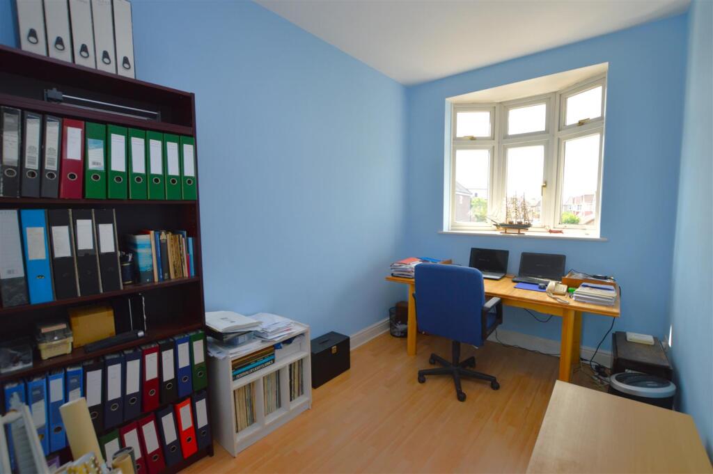 33 Strathearn Avenue bed4.JPG