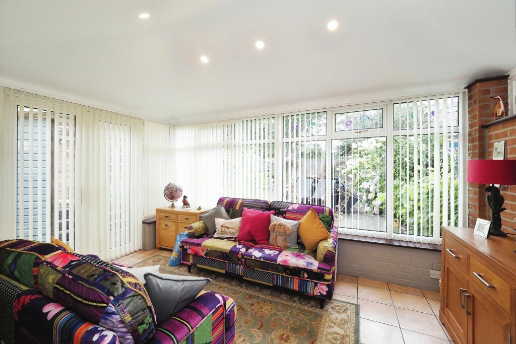 Spacious Garden Room - ideal for relaxing or hobbies