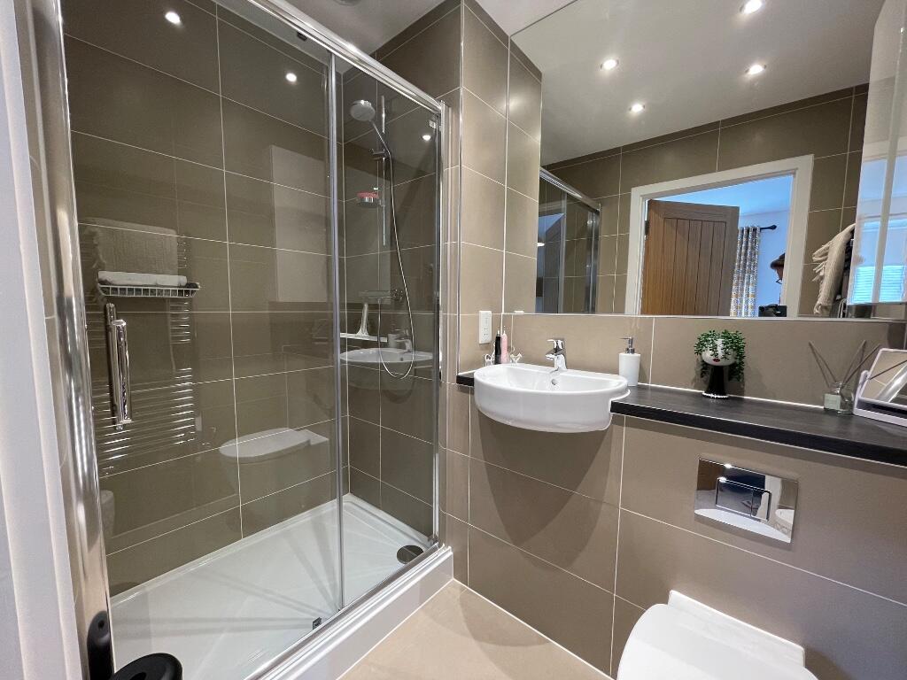 EN SUITE