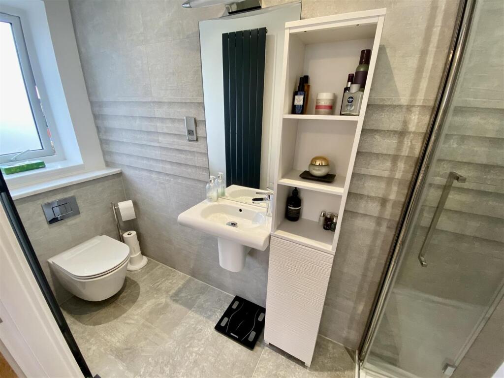 EN-SUITE SHOWER ROOM