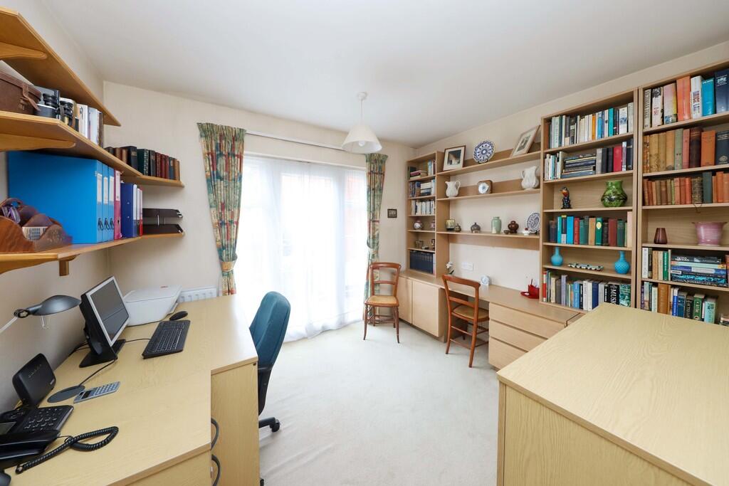 33 Barrowdene Clo...