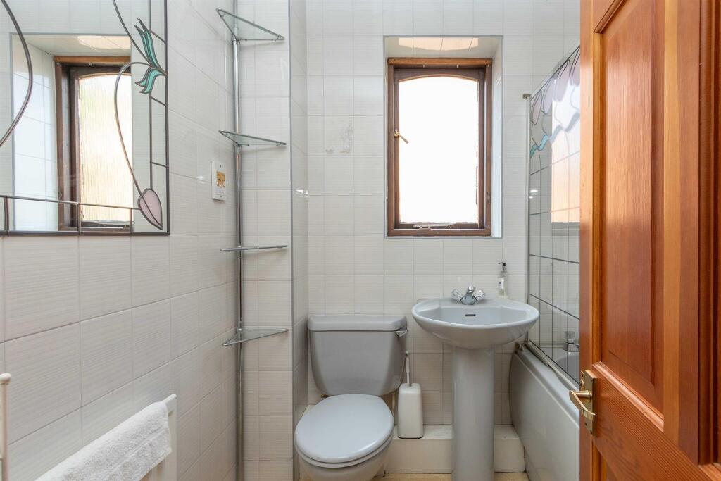 12 Manor House Close, Rugby (7).jpg