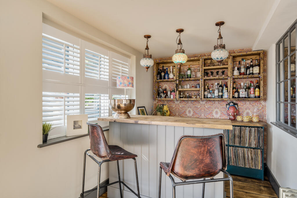 Kitchen/Diner Bar Area
