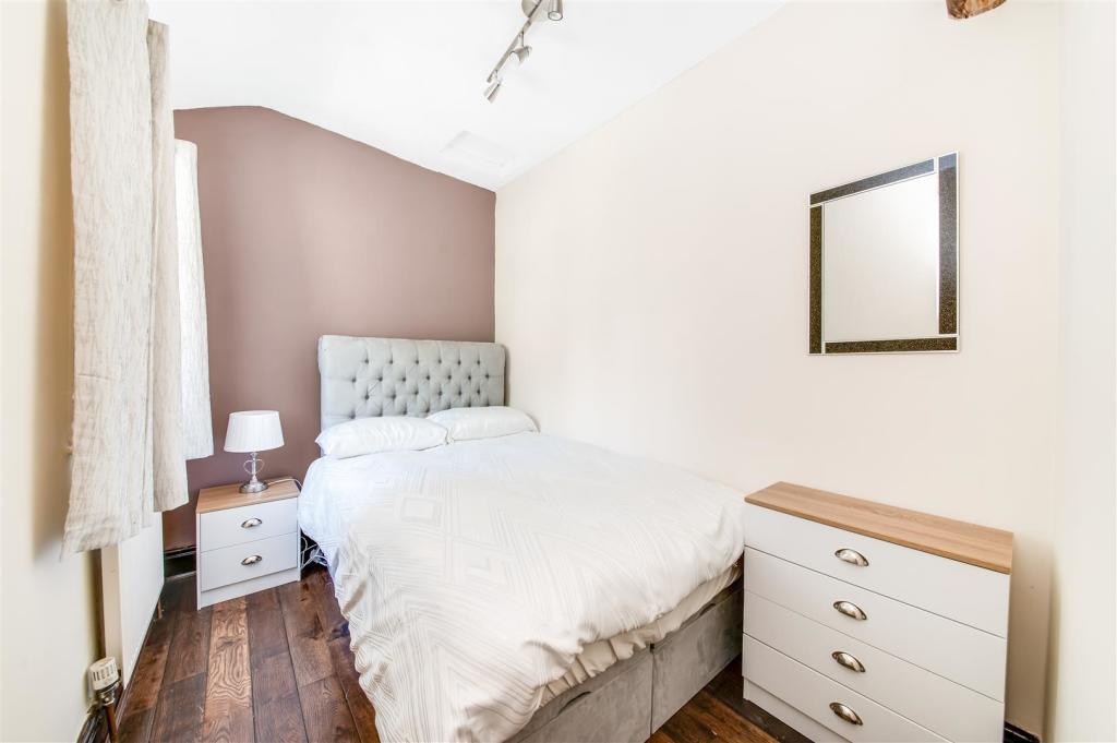 Bed 2.jpg