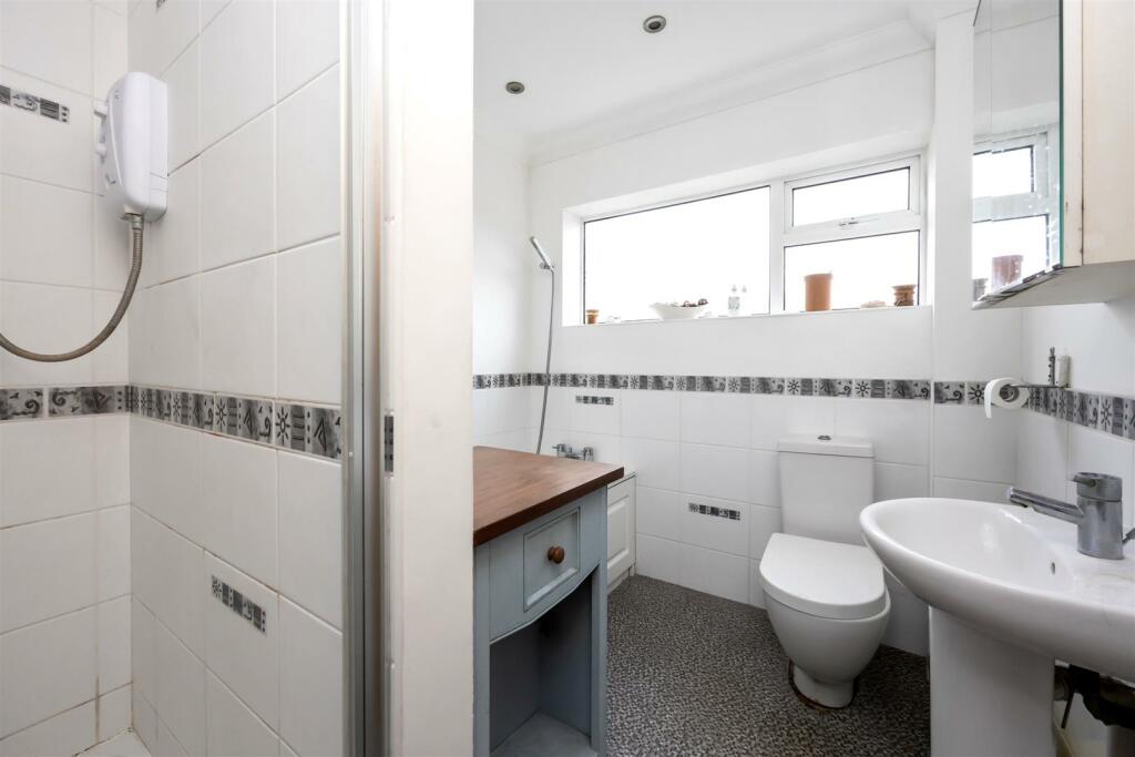 Lynchets Crescent BATHROOM.jpeg