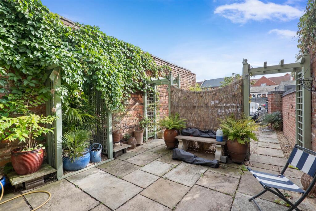 7 Edgar Street - courtyard (brochure).jpg