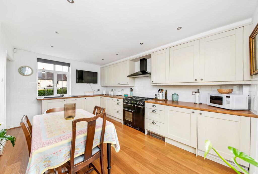 OPEN-PLAN DINING KITCHEN