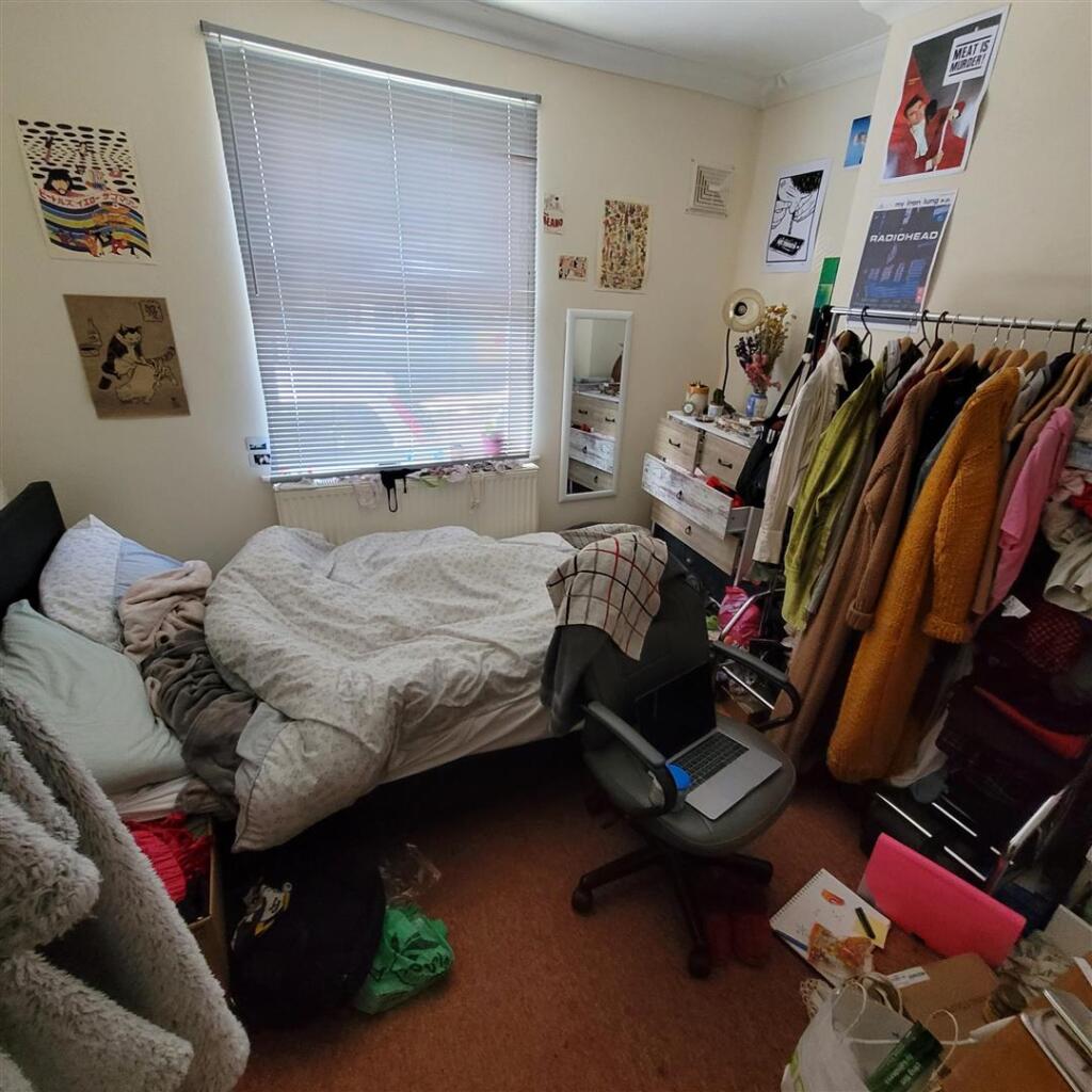 Bedroom 1.jpg