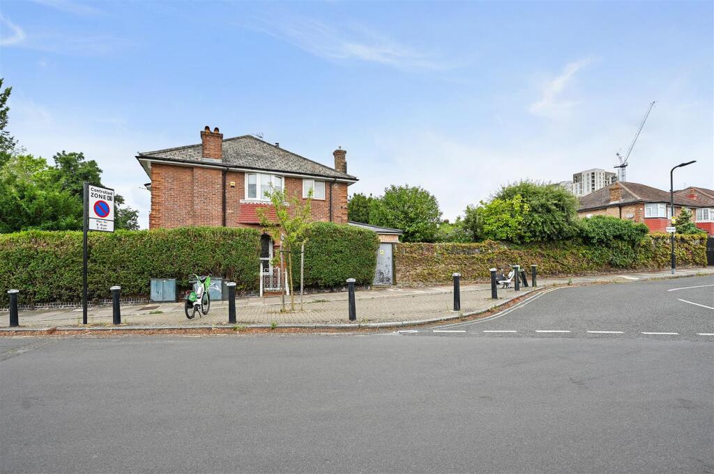 St Dunstans Gardens - Road Exterior1 (1).JPG
