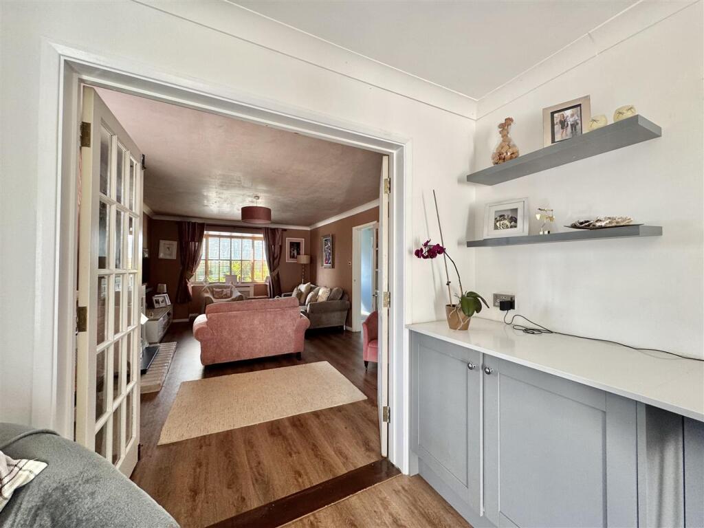 KITCHEN/SITTING ROOM