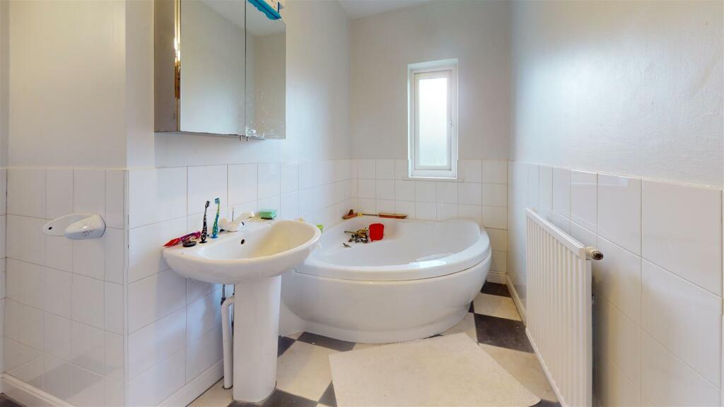 EN SUITE BATHROOM