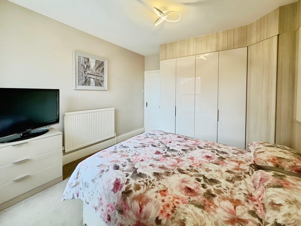 e86ada5d-bedroom ...
