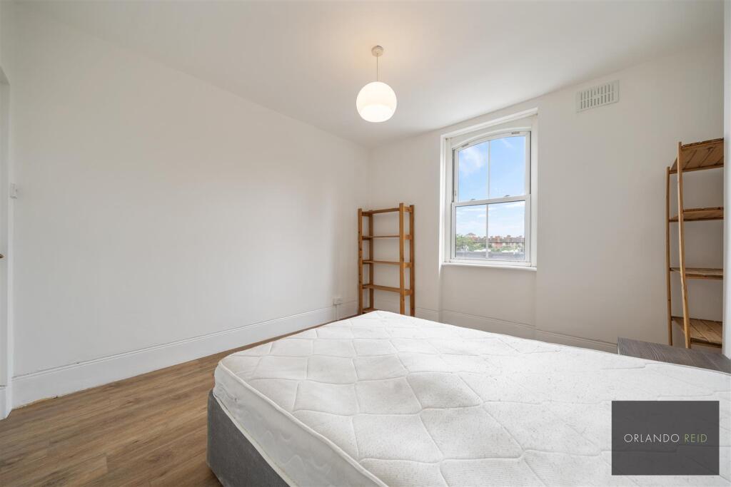 Flat 31, Victoria House SW8 1QT-6.jpg