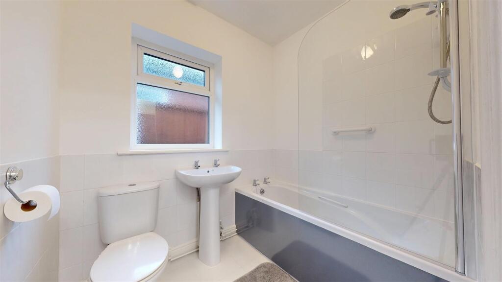 Tennyson Street, Bathroom