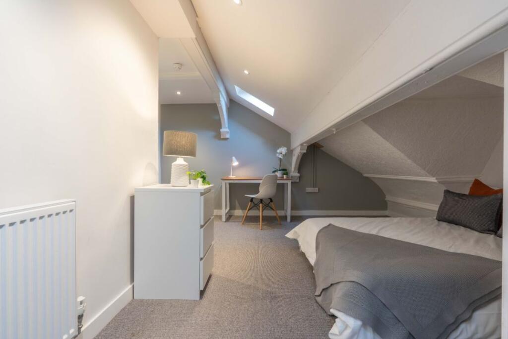 Flat E Portland Road