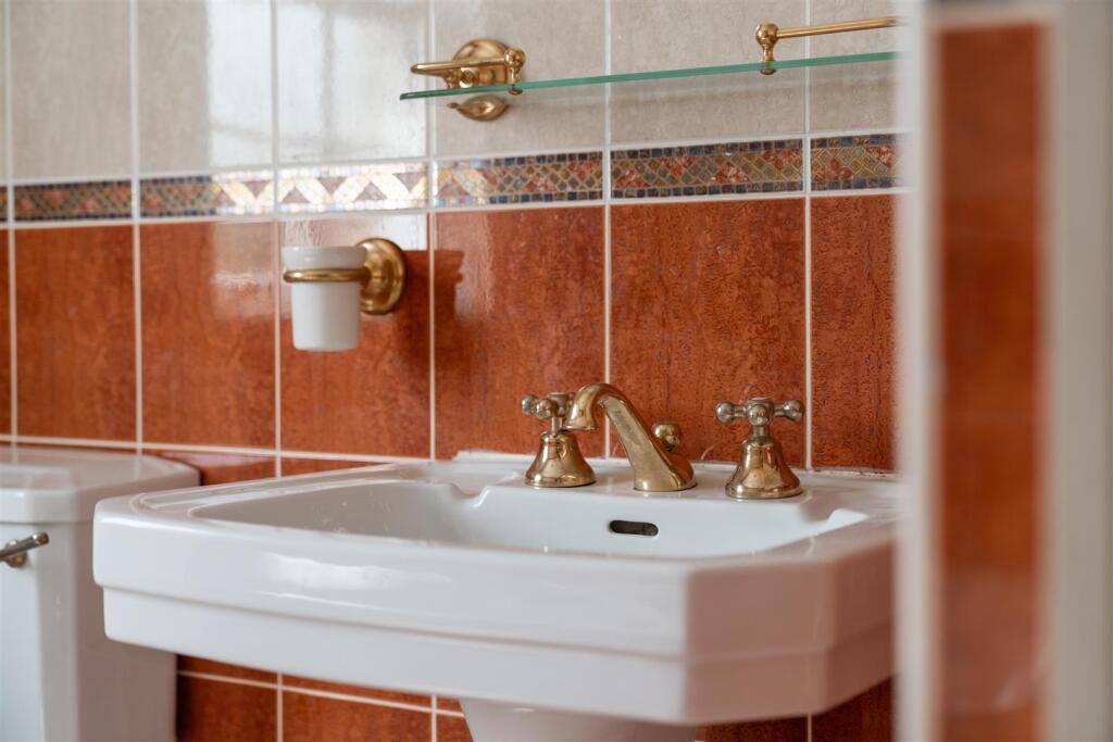 Family Bathroom-4.jpg