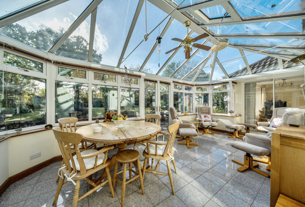 1371251-5-68f8c91...