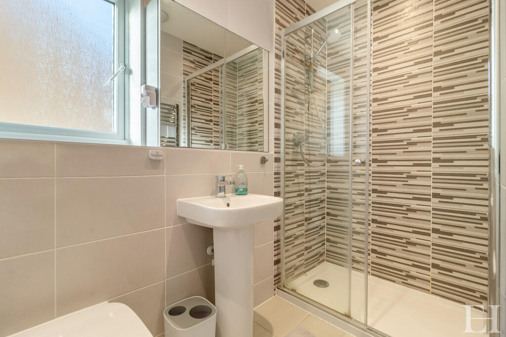 8633781-interior1...