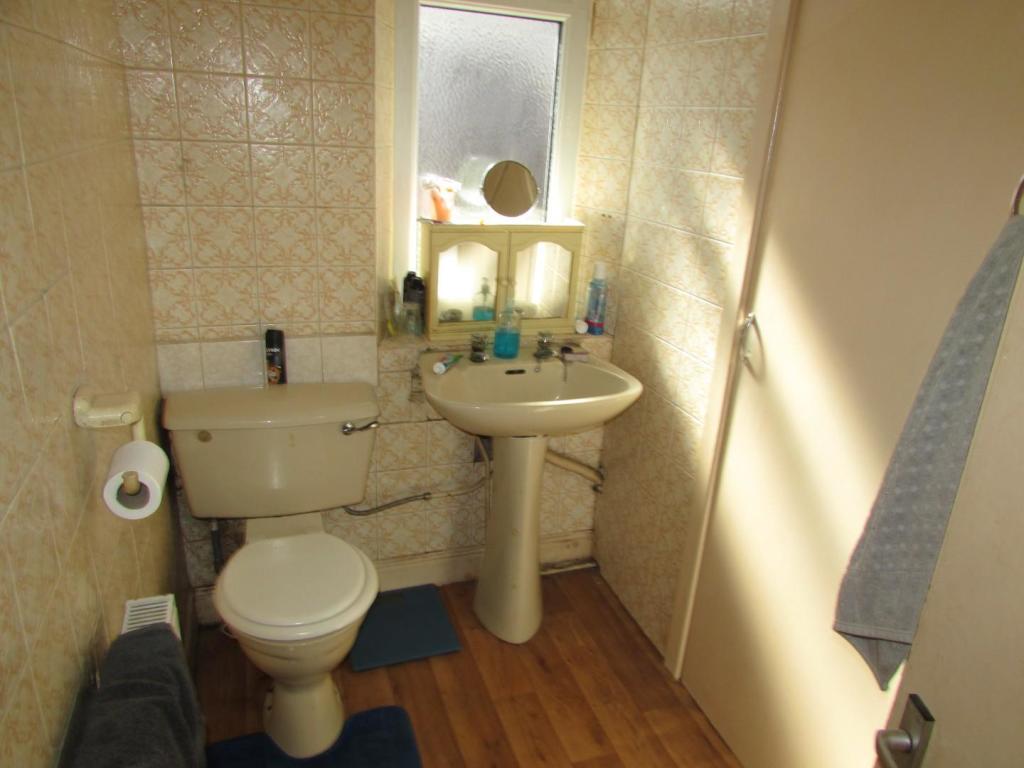 ClaytonSt21bath1.JPG