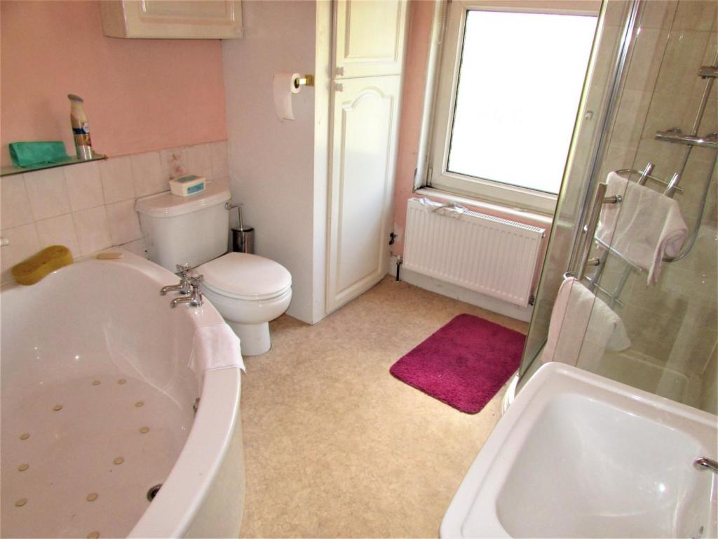 RomanRd185bath1.JPG
