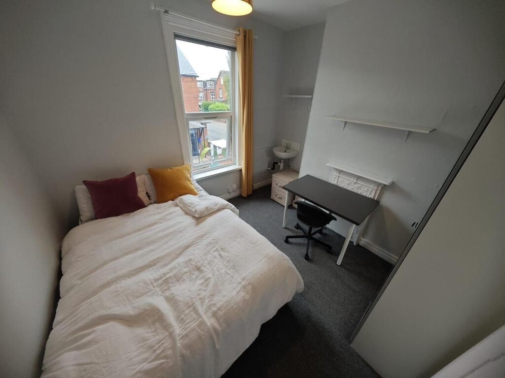 A cozy double bedroom featuring a comfortable b...