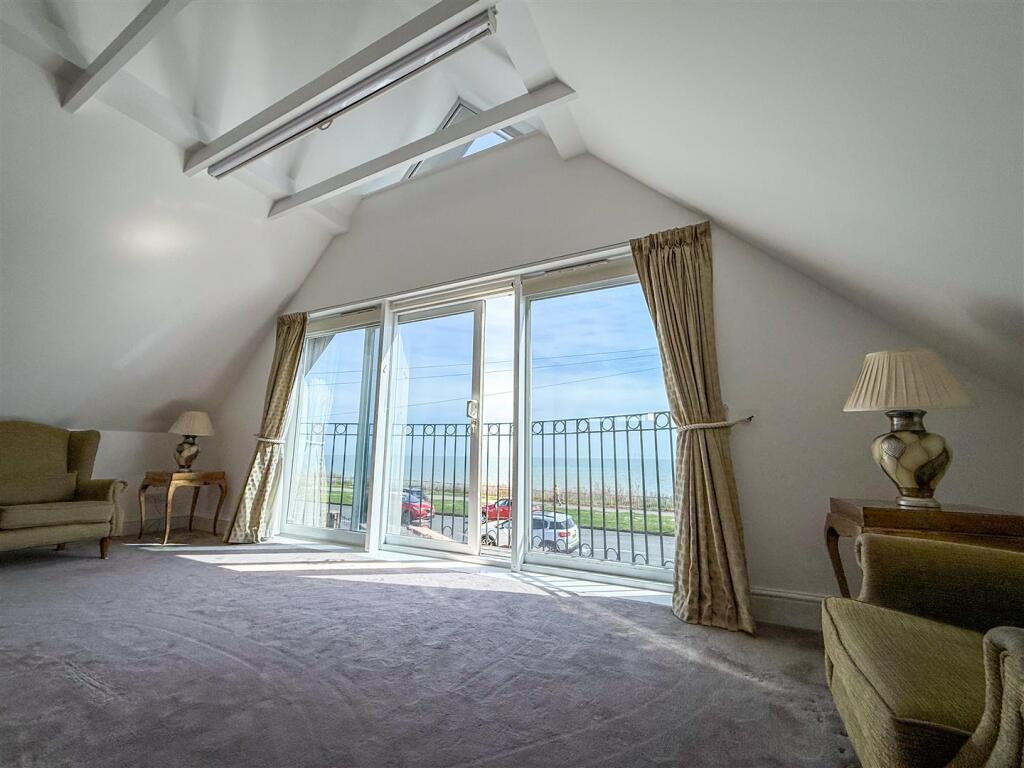ALTERNATE VIEW OF PRINCIPAL BEDROOM