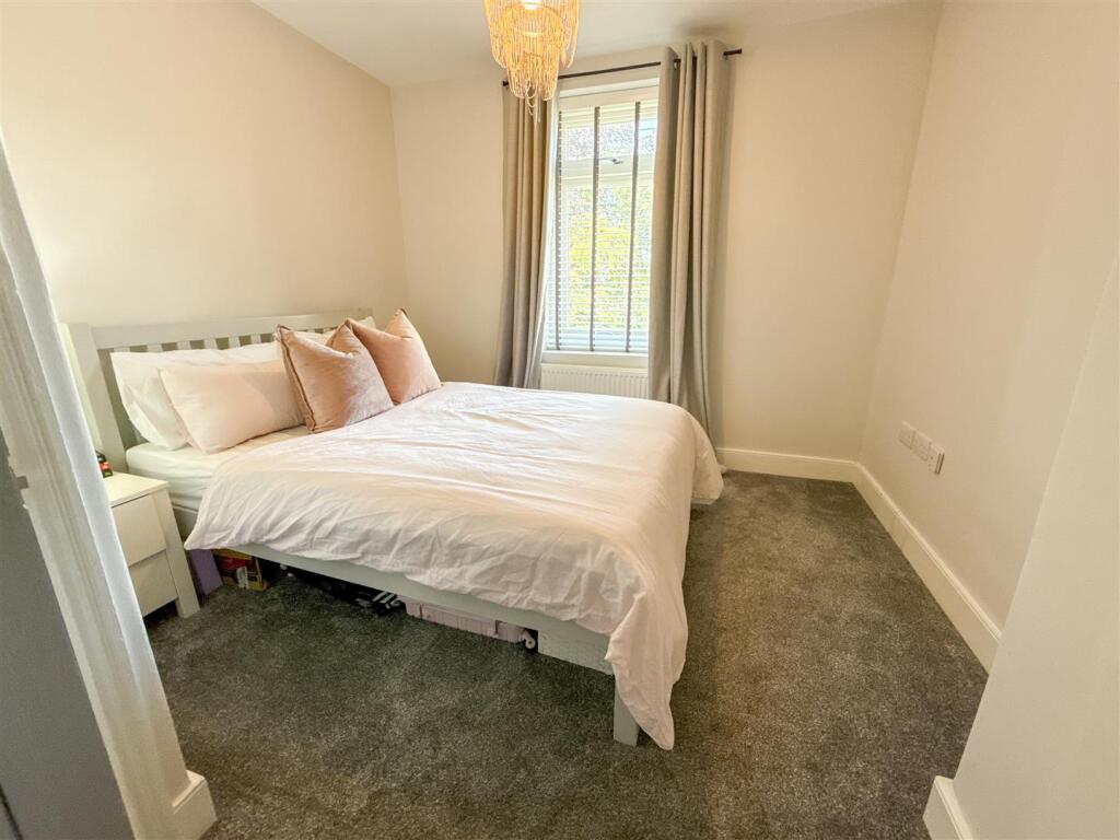 MAIN BEDROOM