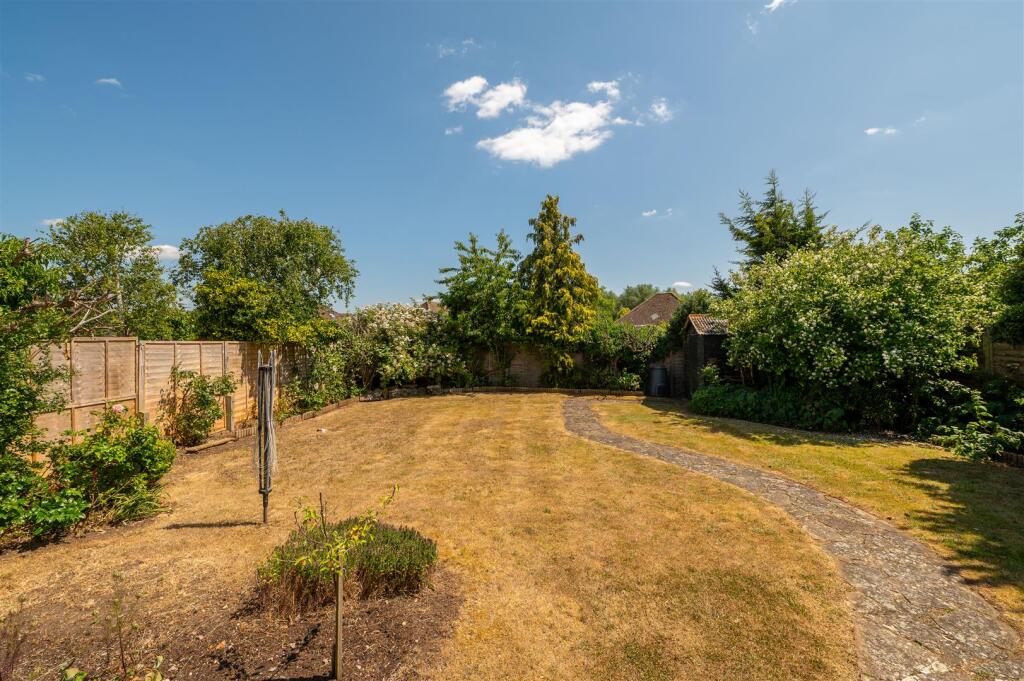 6 Meadow Way, Hitchin-21.jpg