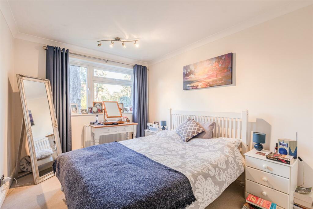 10 Brockley Combe, Weybridge, KT13 9QB - 7.jpg