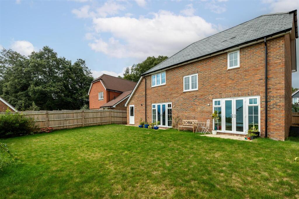 2 Walder Close-22.jpg