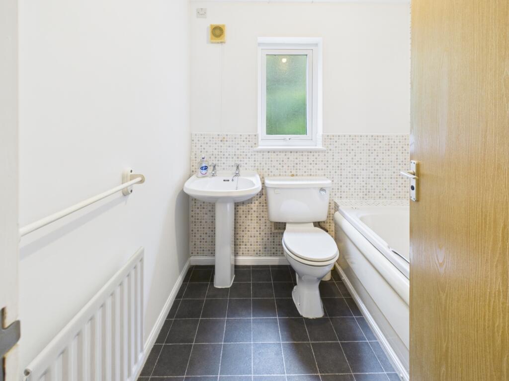 CAM04233G0-PR0031-STILL015