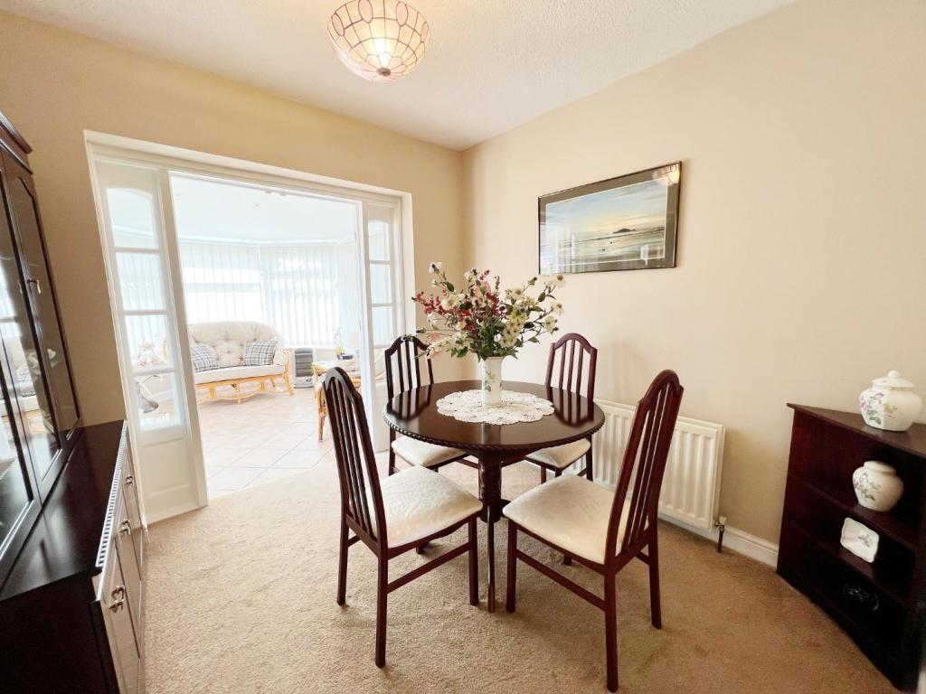 Bedroom 2 pic 1.jpg