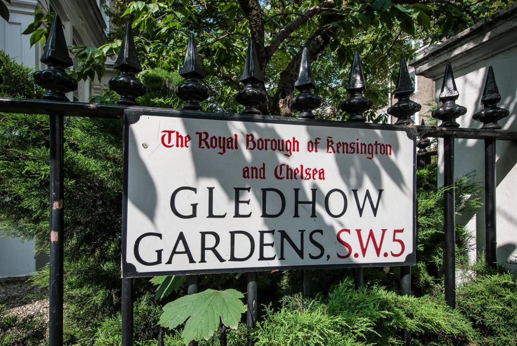 Gledhow Gardens Street Sign-1.jpg
