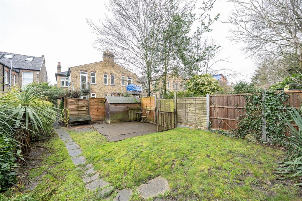 Bisterne Avenue, E17