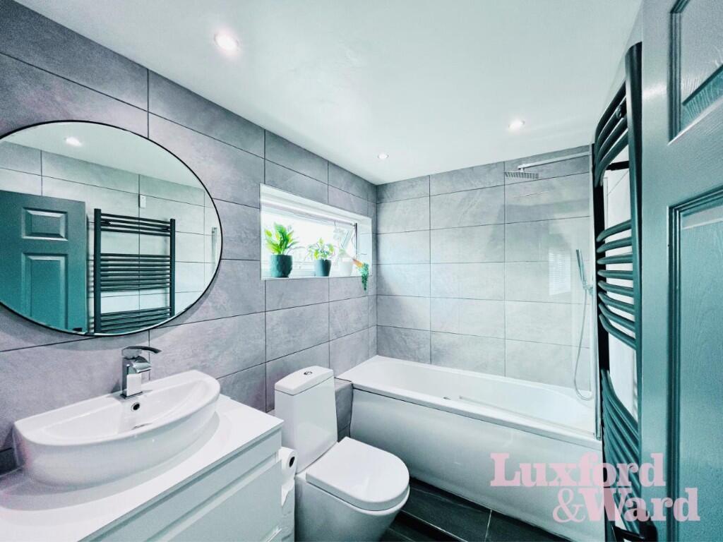 Bathroom 2/2