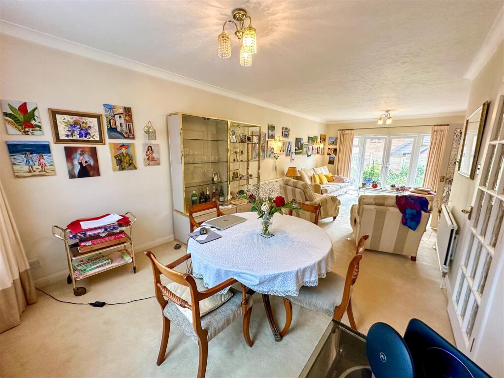 2 Rawlins Close, N3 (1).jpg