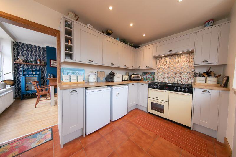 Kitchen &amp; dining room