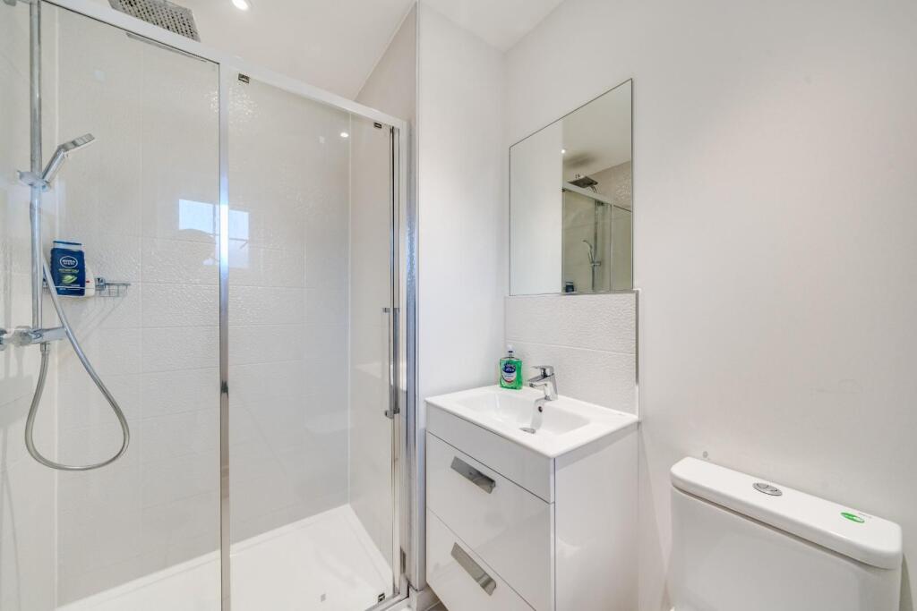 1.12 - principal ensuite.jpg