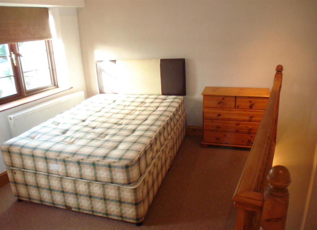 Gravel Walk 41b Bed.jpg