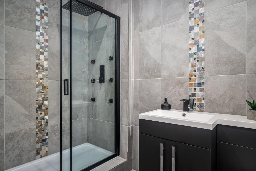 En-suite to bedroom 